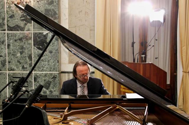 Roberto Prosseda durante l'esecuzione di "Sposalizio" di Franz Liszt